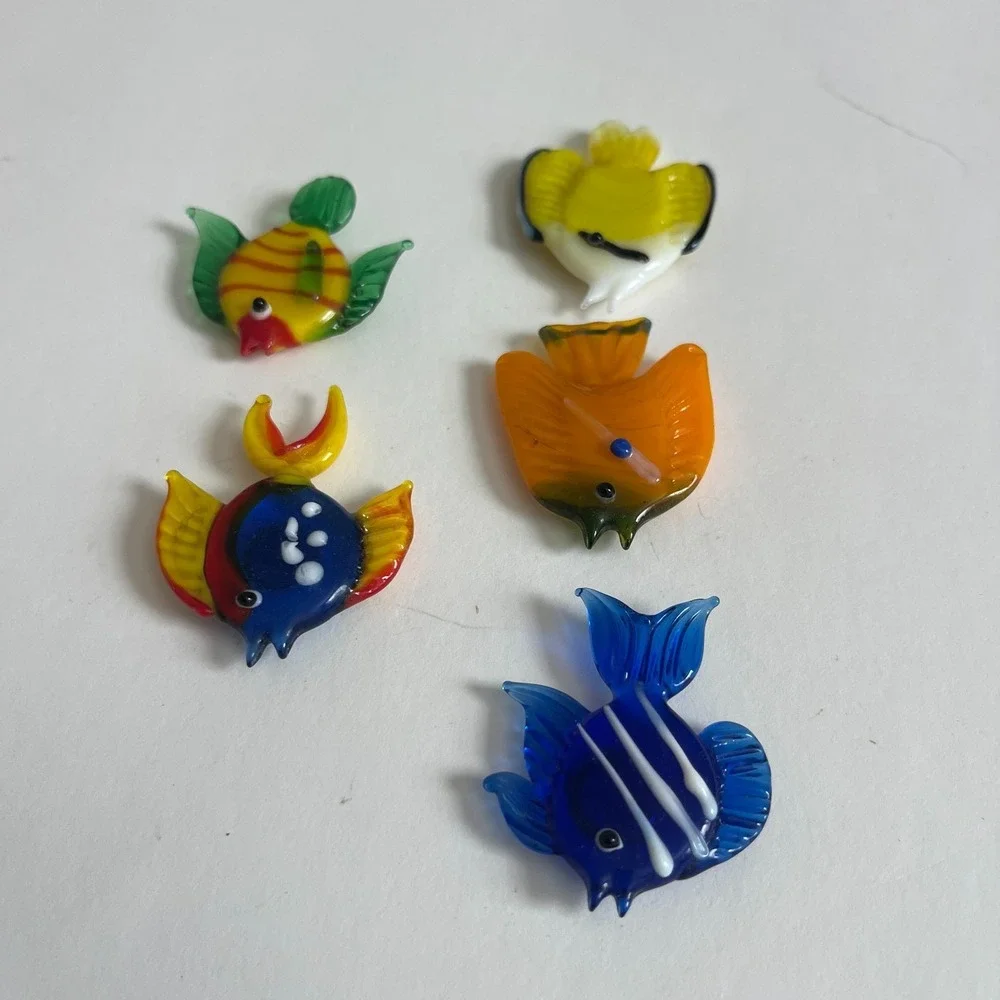 Vintage Set of 5 Blown Glass Tropical Fish Magnets Colorful Art Glass Nautical - Picture 3 of 11